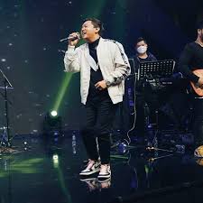 Kok kebangeten men sambat blas ra ono perhatian jelas 'ku butuh atimu, 'ku butuh awakmu kok kebangeten men Lirik Lagu Dan Chord Kartonyono Medot Janji Denny Caknan Kumparan Com