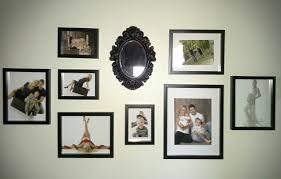 Assemblage De Cadres Photo Disposes Selon La Dimension Du Mur Gallery Wall Decor Wall