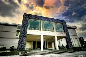 Ia terletak di kuala lumpur, malaysia dan dibuka pada 12 disember 1998. Islamic Arts Museum Malaysia Malaysian Arts