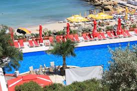 Restaurant delfinul dispune de o terasă acoperită şi oferă pe perioada verii un sistem all inclusive variat zilnic cu preparate din bucătăria tradiţional românească şi din cea internaţională. Complex Steaua De Mare Hotel Meduza Eforie Nord Romania