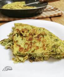 Come prima cosa friggete i fiori di zucca in tempura secondo la nostra ricetta, ma utilizzando le quantità qui indicate.poi fate soffriggere l'aglio e la cipolla tritati in una pentola con un filo di olio extravergine, unite la polpa di pomodoro e cuocete per 10 minuti, poi aggiungete la passata di pomodoro e proseguite la cottura fino a. Frittata Con Zucchine E Fiori Di Zucca Una Cena Deliziosa E Veloce