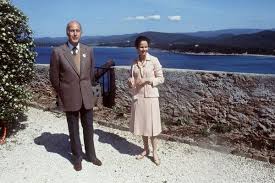 Giscard d'estaing est visé par une enquête suite à une plainte pour agression sexuelle sur une journaliste allemande, qui a indexé l'ancien président de la république, qu'elle accuse de lui avoir touché les fesses fin 2018. Mort De Valery Giscard D Estaing Ses Visites A Bregancon Ses Bains Et Parties De Petanque Sur La Cote D Azur En Images