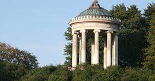 Der monopteros im englischen garten zu münchen ist ein rundbau mit säulen, der keinen geschlossenen innenraum besitzt. Monopteros Der Aussichtspunkt Im Englischen Garten