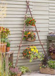 creez des paniers suspendus pour vos fleurs idee deco jardin recup idee deco jardin amenagement jardin recup