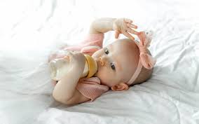 Menuang air panas terus dalam botol. Ini Takaran Susu Formula Untuk Bayi Berdasarkan Usianya Harianjogja Com