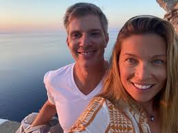 Μαριεττα χρουσαλα, μαριέττα χρουσαλά γάμος, μαριέττα χρουσαλά διαγωνισμός ομορφιάς, μαριέττα χρουσαλά θάνατος πατέρα, μαριέττα χρουσαλά πατέρας Marietta Xroysala Lewn Patitsas H Pasxalinh Fwtografia Me Ta 3 Paidia Toys