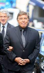 Il rejoint rapidement europe 1 pour présenter les petits matins de 1967 à 1969. Jean Pierre Foucault Mireille Darc Le Monde Du Spectacle Est Venu Lui Rendre Hommage Elle