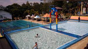 Dibandingkan dengan semua wisata air yang terdapat di daerah jember, pemandian kebon agung jember merupakan objek wisata. Wisata Rollas Mumbul Garden Jember Jawa Timur Jibriliatour