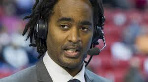 När claes elfsberg i höst gör comeback i svt:s rapport petas flera andra programledare. David Fjall Berattar Om Rasism Pa Svt Sporten Sport Expressen
