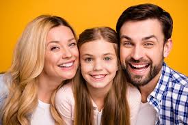 Couples De Type De Père De Mari De Dame De Mère D'épouse De Photo De Beaux  Portent Petite Fille D'école Que La Fille Ferroutent En Image stock