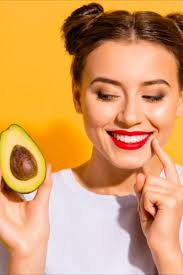 7 Facons D Utiliser L Avocat En Cuisine Dans La Salle De Bain Et Pour Bebe En 2020 Sante Et Beaute Avocat Produits De Beaute