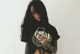 Luciendo una tanga negra y una remera blanca bien suelta, cande tinelli posó arrodillada en el piso, de espaldas a la cámara y dejó ver su cola tatuada. Cande Tinelli A Lo Sol Perez Foto En Topless Con Tanga Diminuta Y De Espalda Diario Primera Linea