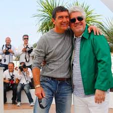 È stato attribuito a pedro almodóvar il leone d'oro alla carriera per un regista della 76. Antonio Banderas A Cannes 2019 Nudo Alla Vittoria Amica