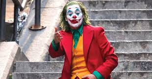 Il raconte, dans une histoire originale, la transformation d'arthur fleck en joker, un dangereux tueur psychopathe qui deviendra, par la suite. Joker Movie Review Joaquin Phoenix As Arthur Fleck