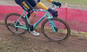 Vanaf toen ben ik ook beginnen geloven dat ik op de weg potentieel had, vertelt hij in zijn boek ik fiets focus. Cx Pro Bike Check Wout Van Aert S Geheel Nieuwe 2021 Bianchi Zolder Pro Carbon Crossfiets Swiss Cycles