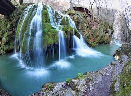 La cascada bigăr există o taxă de 5 lei / persoană, traseul include și izvorul acesteia, cât și o peșteră mică. Cascada Bigar Woman2woman Ro