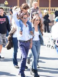 Anthony married former miss universe dayanara torres on may 9, 2000. Marc Anthony New Girlfriend Take Kids To Disneyland