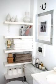 Trick Fur Ein Kleines Badezimmer Wenn Kein Schrank Rein Passt Regale Benutzen Thuisdecoratie Interieur Kleine Badkamer Opslag