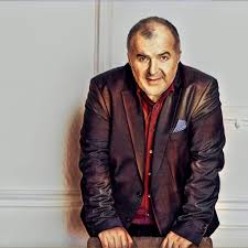 După mai bine de două decenii de activitate la acest post tv, celebrul actor a decis să se retragă și să meargă pe alt drum. Florin CÄƒlinescu Se Gandeste SÄƒ Reia Emisiunea News Ro
