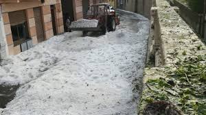 Soprattutto nella giornata di sabato, mentre per la.cadranno sin dal primo mattino su piemonte e.arrivare anche fino ai 30 gradi (o addirittura i 35 in. La Grandinata Di Ieri In Piemonte Ha Imbiancato Le Strade Come A Natale Foto