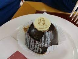 È un pallone diverso, prova a calciare una palla da basket e vedrai. Palle Di Mozart Bild Von Cafe Gloriette Wien Tripadvisor