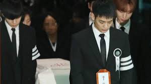 Bts open up on the death of shineee's jonghyun. Estrellas Del K Pop Lloran La Muerte De Kim Jong Hyun En Un Funeral Masivo