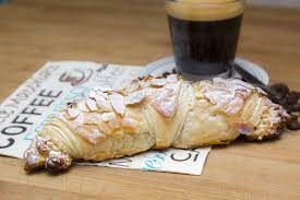 ein klassiker der aus keiner backerei wegzudenken ist der mandelgipfel ein aufgerollter blatterteig mit mandelfullu rezepte lebensmittel essen susse teilchen