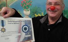 Le dévouement de Monsieur Nez rouge récompensé