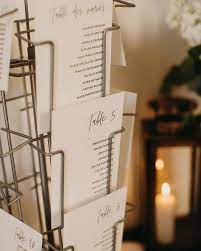 happiness factory on instagram un cote minimaliste pour un plan de table moderne et elegant photos stephenliberge fleurs lesmauvaisesherbes organisation