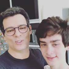 Pedro henrique portiolli, filho do artista, está completando 16 anos. Celso Portiolli Comemora Aniversario Do Filho E Brinca Com Altura Do Garoto 05 10 2018 Uol Tv E Famosos