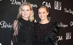 Reese witherspoon, 41, kann nicht nur eine erfolgreiche filmkarriere vorweisen, sondern tochter ava, 17, ist ihrer berühmten mama wie aus dem gesicht geschnitten, wie reese nun eindrucksvoll mit. Reese Witherspoon Beauty Tipps Von Tochter Ava