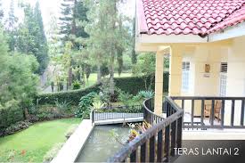 Seperti contohnya rumah minimalis 2 lantai modern bergaya kofunaki. Teras Lantai 2 Villa Jasmine