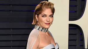 Selma blair made her first red carpet appearance after revealing her ms diagnosis via instagram in october 2018. Selma Blair Completes Ms Treatment Shows Off Bald Head Pic Hollywood Life