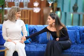 ممثلة مصرية، ترعرعت في كنف عائلة فنية، فوالدها هو المخرج السينمائي عادل عوض ووالدتها هى الفنانة راندا وجدها الفنان محمد عوض. Ø¬Ù…ÙŠÙ„Ø© Ø¹ÙˆØ¶ ØªØªØ­Ø¯Ø« Ø¹Ù† Ø§Ù„Ø¨Ø¯Ø§ÙŠØ§Øª ÙˆØ£Ø²Ù…Ø§Øª Ø§Ù„ØªÙ†Ù…Ø± Ø§Ù„Ù…ØµØ±ÙŠ Ø§Ù„ÙŠÙˆÙ…