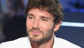 Alcune voci di corridoio raccontato che tra maria de filippi e barbara d'urso non corre buon sangue.addirittura sembra che nel contratto della moglie di costanzo ci sia una clausola che limita la conduttrice partenopea, costringendola a non parlare di lei e dei suoi programmi. Amici 2021 Chi Sono I Giudici Del Talent Di Maria De Filippi