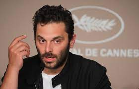 After a brief stint on television, he launches himself into the cinema. 5oijzfzxe Ul6m