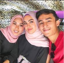 Hensem juga taw dan bukan orang melayu. 10 Adik Beradik Perempuan Selebriti Malaysia Yang Kalau Lelaki Tengok Confirm Bergetar Tulang Rusuk Remaja