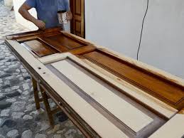 Durch die groben fasern nimmt das holz aber viel mehr lasur auf (hoheres saugverhalten), als ein gehobeltes holz. Turen Streichen So Wird S Gemacht Bauen De