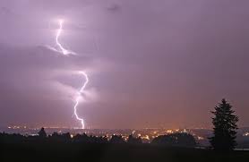 Na mapě vidíte, jak právě prší (sněží). Pres Cesko Se Prezenou Dalsi Silne Bourky Varuji Meteorologove Cekejte I Privalove Deste S Kroupami Domov Lidovky Cz