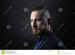 Les 25 meilleures idées de la catégorie cheveux lagertha_coupe de cheveux viking | original: Homme Avec Les Dreadlocks Ressembler A Un Viking Coupe De Cheveux Iroquois Image Stock Image Du Beaute Texture 117071641