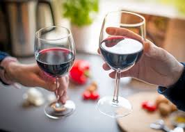 A sta la un pahar de vin. Vinul RoÈu Bun Pentru InimÄ CiteÈte Inainte De A Bea Un Pahar Dcmedical Ro