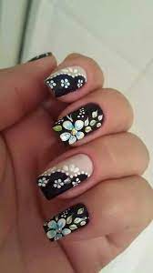 Su parte inferior del cuerpo, específicamente su vientre, la cola interna y las piernas, es de color gris, y parece ser bastante suave. Blue Flowers Manicura De Unas Unas Negras Unas Pintadas