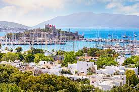You'll step into another world when you explore this small town with its lush greenery, stark white buildings, and stunning minarets. Bodrum In Der Turkei Strande Sehenswurdigkeiten