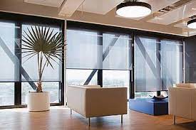 Même les fenêtres trapèze peuvent être équipées, notamment avec des modèles plissés ou californiens, et ce grâce à leur rail incliné. Produits Ates Groupe Mhz