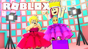 Cookieswirlc Won Prom Queen Royale High School Roleplay Roblox Games Roblox Roleplay Prom Queens