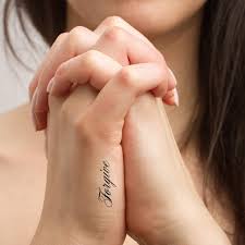Hand tattoos for men and women are definitely gorgeous adornments. Mini Tattoos 100 Susse Motive Und Ideen Fur Ein Kleines Tattoo Fur Frauen