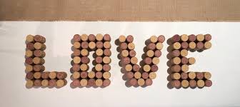 Les bouchons sont fixés sur une planche de médium. Love En Bouchons De Liege Deco Mariage Fait Main