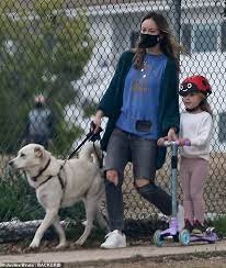 Olivia Wilde Dons Face Mask To Walk Dog In La With Daughter Daisy 3 During Coronavirus Lockdown Daily Mail Online