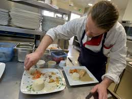 Présenté chaque soir par julien arnaud, le jt de 20h met en lumière de nombreux reportages, documentaires et duplex informant les français sur les sujets sociétaux, environnementaux et économiques. La Roche Sur Yon Des Emplois A Pourvoir Dans Le Secteur De L Hotellerie Restauration Et Du Tourisme Le Journal Du Pays Yonnais