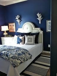 In the image above, the bedroom is defined by the stark contrast between white and navy blue splendidly enhanced by light and a small pattern on the bed cover, despite the small interior, the high contrast unloads the dark navy color easily in a splendid ambiance. Pin On Interior Design Haus 2018